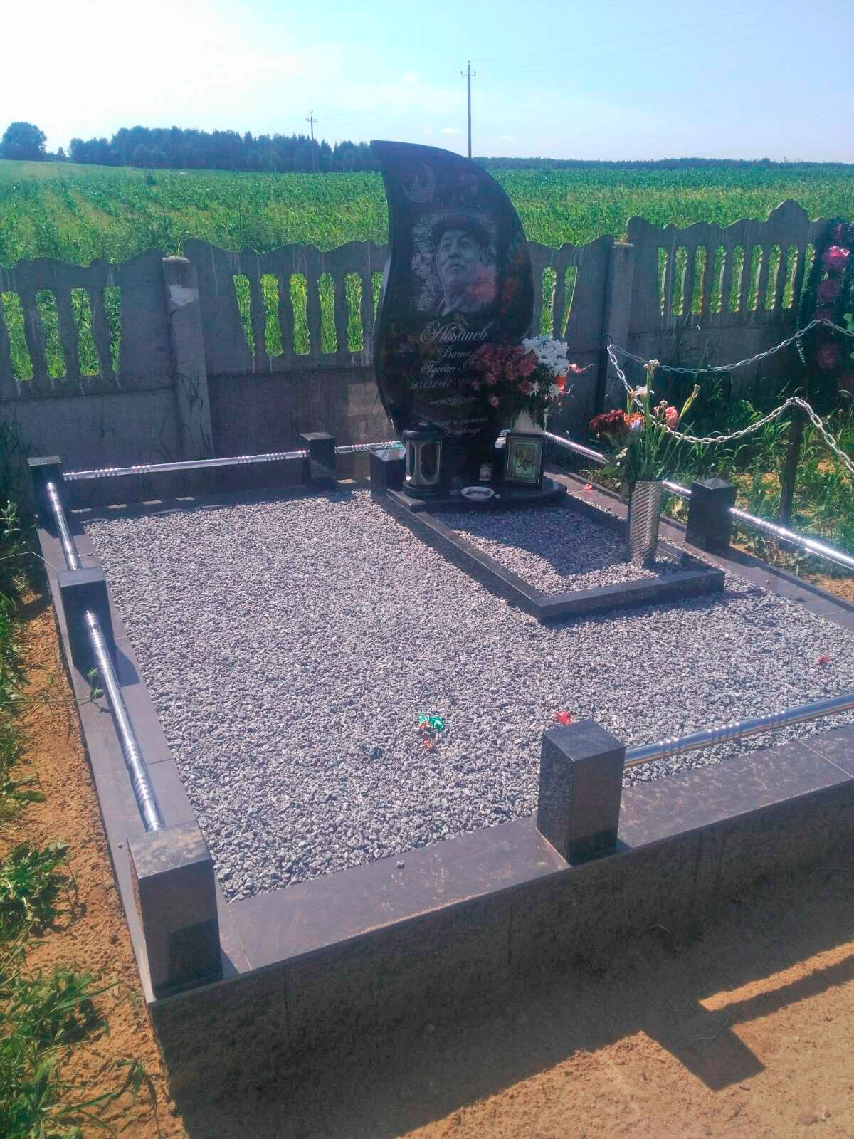 Благоустройство могилы Сиян на кладбище
